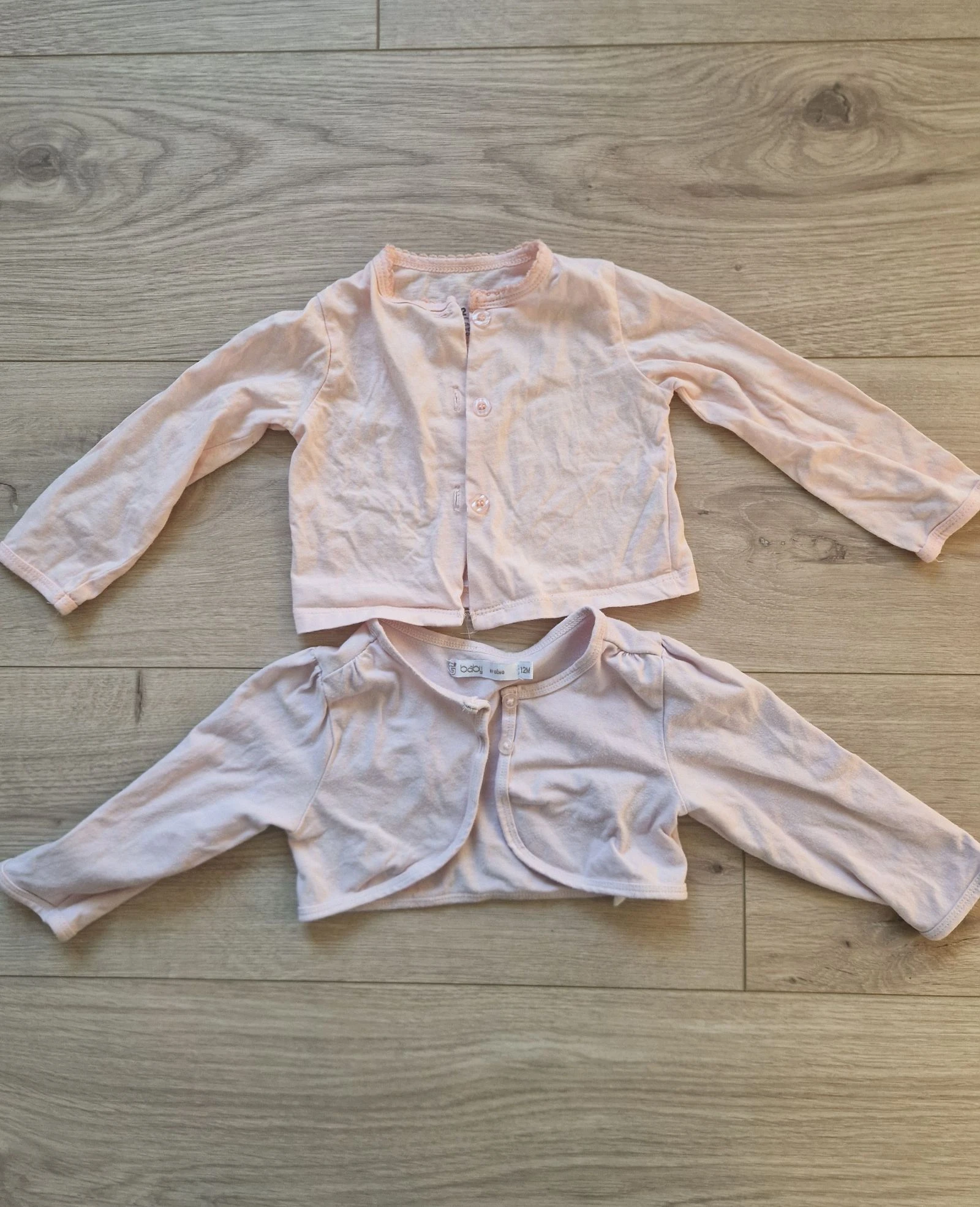 🌸 Lot de 2 boléros – bébé fille – 12 mois – bon état
